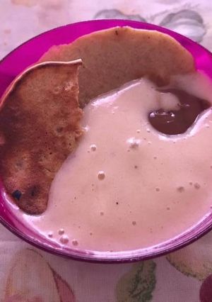 Una foto de Pancakes de Pera con puré frío y cremoso de banana split