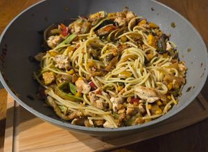 Una foto de Wok de vegetales pollo y spaghetti