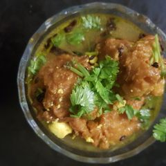 A picture of Ghiya kofta with spicy curry.