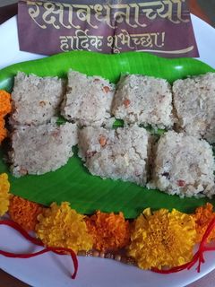ओल्या नारळाची खोबरा वडी (olya naralachi khobra wadi recipe in marathi) रेसिपी चे मुख्य फोटो