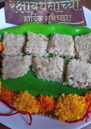 ओल्या नारळाची खोबरा वडी (olya naralachi khobra wadi recipe in marathi) रेसिपी चे मुख्य फोटो 
