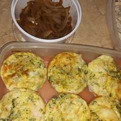 Una foto de Muffins salados con cebolla caramelizada