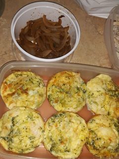 Una foto de Muffins salados con cebolla caramelizada