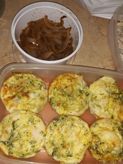 Una foto de Muffins salados con cebolla caramelizada