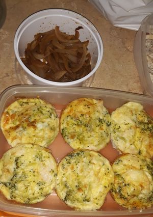 Una foto de Muffins salados con cebolla caramelizada