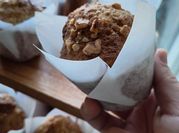 Una foto de muffin con nueces