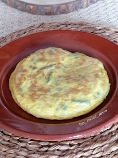 Una foto de Tortilla de patata y espárragos verdes