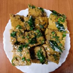 A picture of Punjabi style dhokla 🌶️🥭🥥🌿.