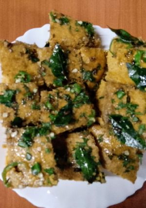 A picture of Punjabi style dhokla 🌶️🥭🥥🌿.