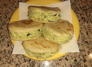 Una foto de Arepas reina pepiadas