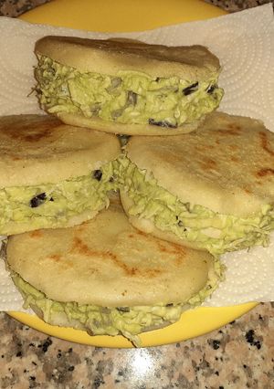 Una foto de Arepas reina pepiadas