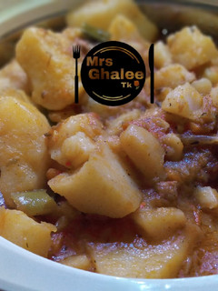 A picture of Irish potatoes pottage with meat.