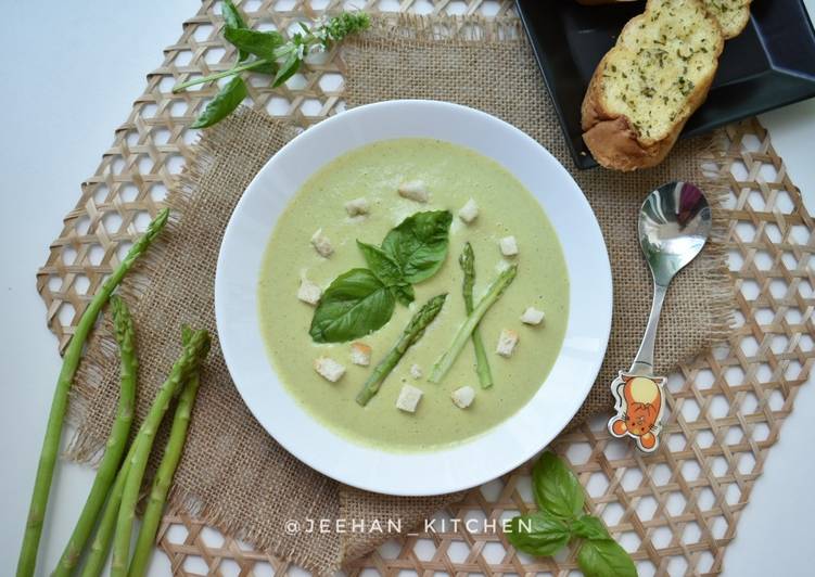 Bagaimana Menyiapkan Creamy Asparagus Soup Anti Gagal