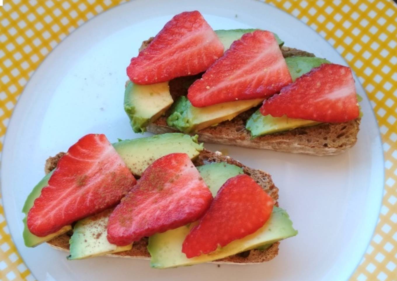 Tostadas con aguacate y fresas