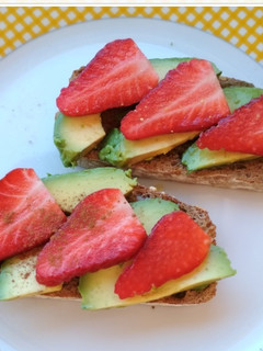 Una foto de Tostadas con aguacate y fresas