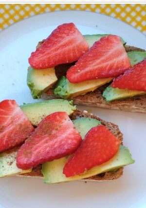 Foto principal de Tostadas con aguacate y fresas