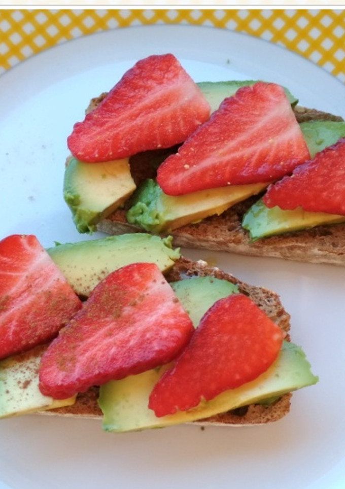 Una foto de Tostadas con aguacate y fresas