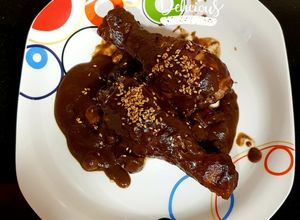 Una foto de Muslos de pollo al vino Montilla Moriles y vinagre balsámico