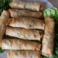 Baked chicken and vegetable spring rolls A picture of Baked chicken and vegetable spring rolls.