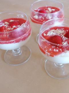 Una foto de Mousse de chocolate blanco con fresas