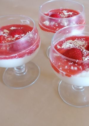 Una foto de Mousse de chocolate blanco con fresas