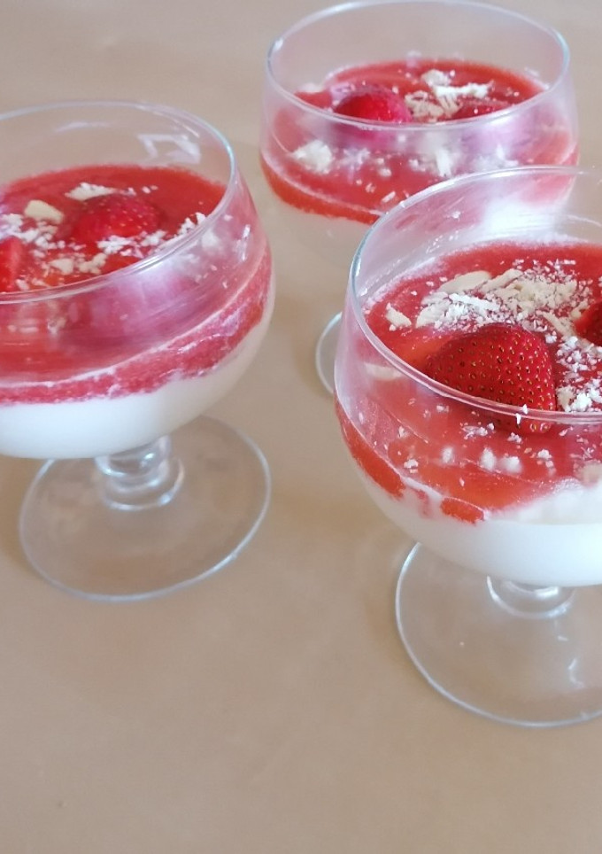 Una foto de Mousse de chocolate blanco con fresas
