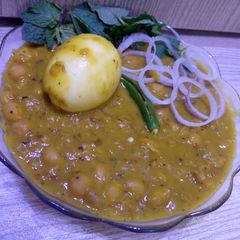 A picture of Punjabi style channey with boil egg.