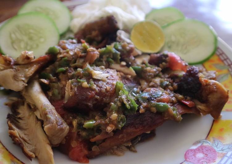 Ayam penyet sambel terasi