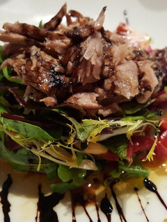 Una foto de Ensalada de pimientos, rúcula y ventresca