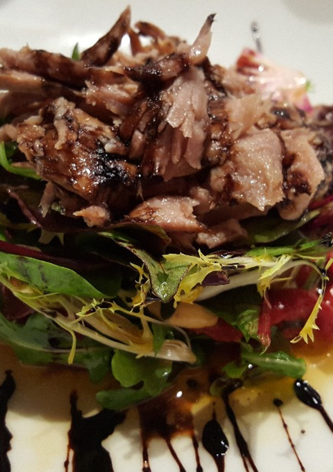 Una foto de Ensalada de pimientos, rúcula y ventresca