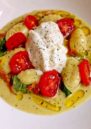 Foto di Gnocchi su Salsa di Mozzarella di Bufala e Basilico con Pomodorini Fiori di Zucca e Stracciatella