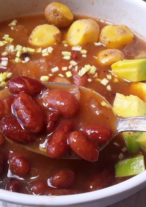 Una foto de Cazuela🍲 de frijoles a mi manera🍅🥑🥕