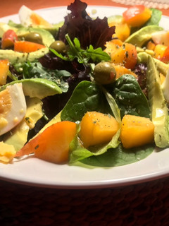 Una foto de Ensalada de brotes tiernos, con albaricoque