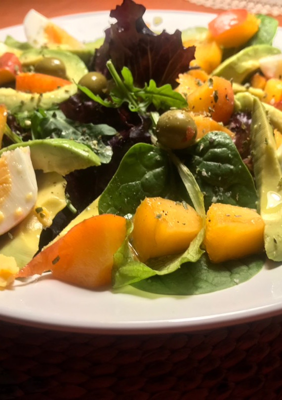 Una foto de Ensalada de brotes tiernos, con albaricoque