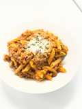 Pasta con crema de tomates cherry y carne picada al vino tinto