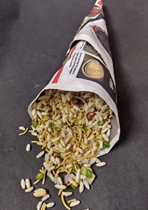 A picture of মসলা মুড়ি (Mosla Muri in Bengali).