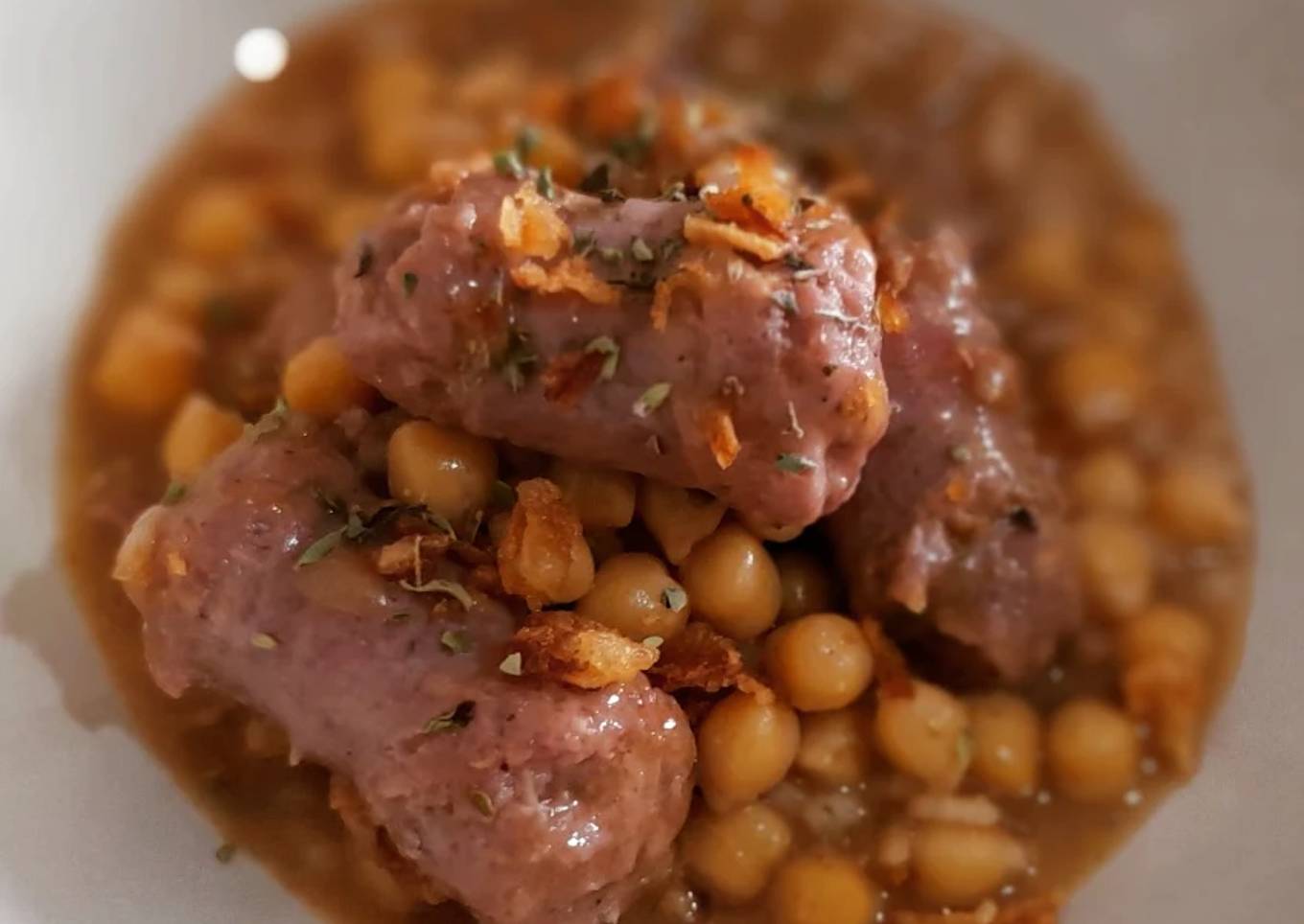 Butifarras estofadas con garbanzos y arroz