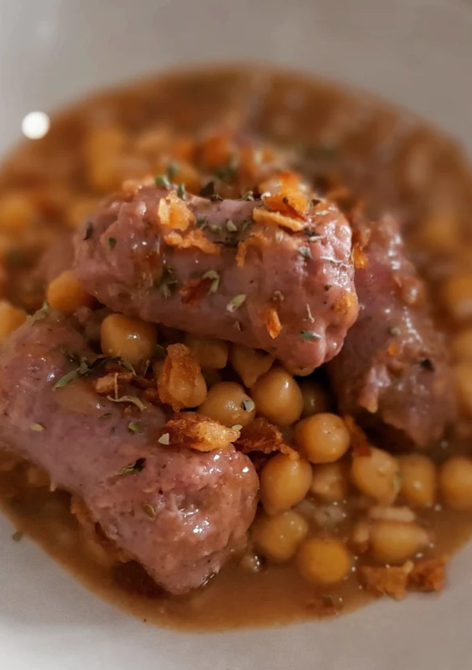 Una foto de Butifarras estofadas con garbanzos y arroz