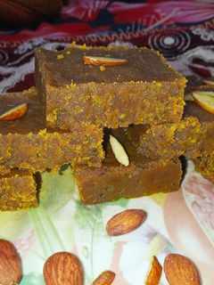 बेसन की बर्फी (besan ki barfi recipe in Hindi) रेसिपी मुख्य फोटो