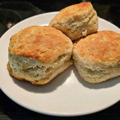 Buttery Fluffy Biscuits 🤤 (Vegan) A picture of Buttery Fluffy Biscuits 🤤 (Vegan).