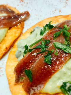 Foto principal de Tosta de anchoa con crema de aguacate y alcaparras
