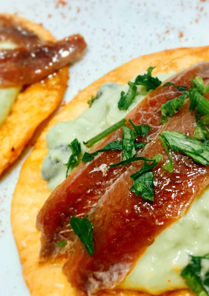 Una foto de Tosta de anchoa con crema de aguacate y alcaparras