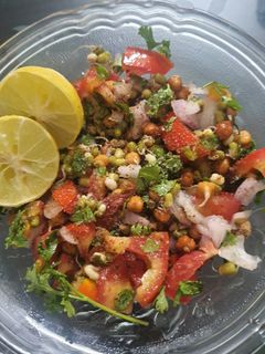 अंकुरित मूंग चना सलाद (ankurit moong chana salad recipe in Hindi) रेसिपी मुख्य फोटो