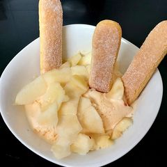 A picture of My Peaches, ice cream and sponge fingers. 😋.