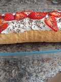 Brazo de gitano con nata y fresas