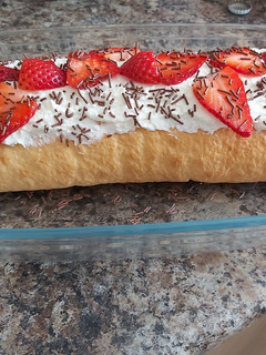 Una foto de Brazo de gitano con nata y fresas