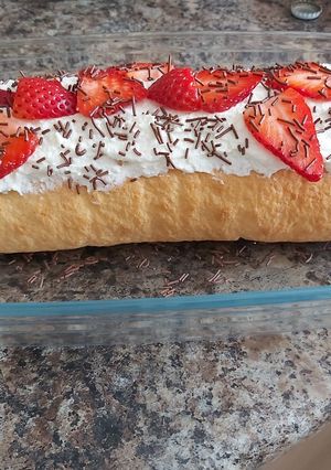 Una foto de Brazo de gitano con nata y fresas