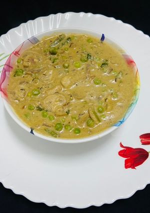 A picture of Mushroom mattar curry with coconut flavour.