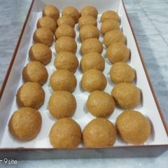 A picture of Besan laddoos.