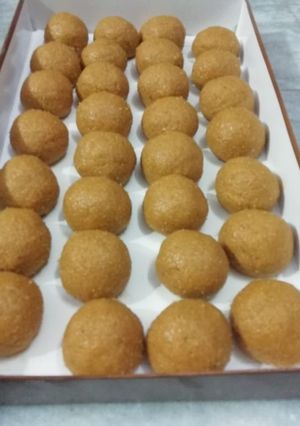 A picture of Besan laddoos.